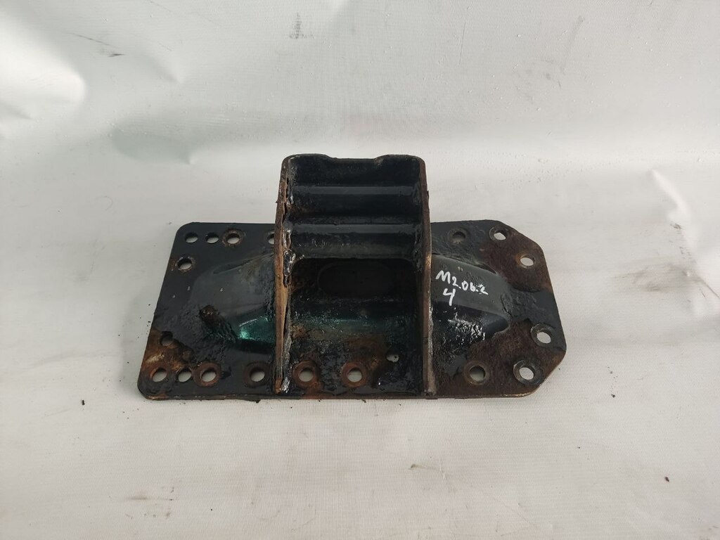 кронштейн траверсы коробки передач левый б/у